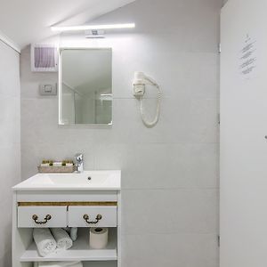 Camera deluxe con letto king size su attico
